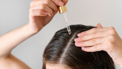 Oiling your hair properly (Credit-Freepik)