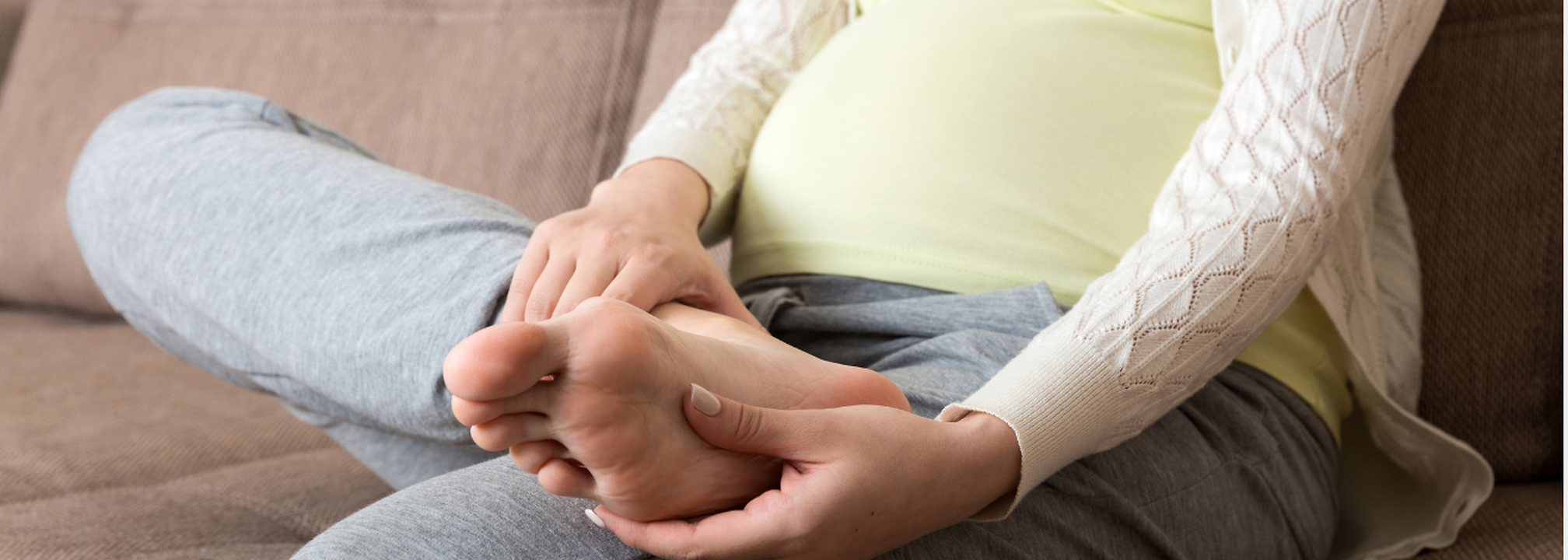 7 Ways To Relieve Swollen Feet During Pregnancy With Simple Home ...