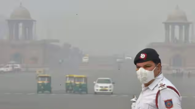 Amid Delhi’s Health Emergency, Doctors Warn That Exposure to Toxic, Poisonous Air Does Not Build Pollution Immunity, Urge To Mask Up