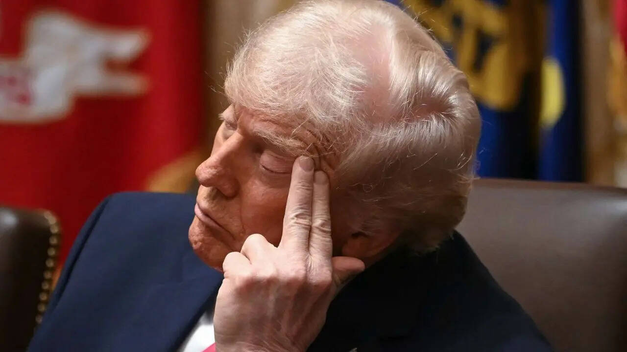 donald trump sleeps cabinet meeting