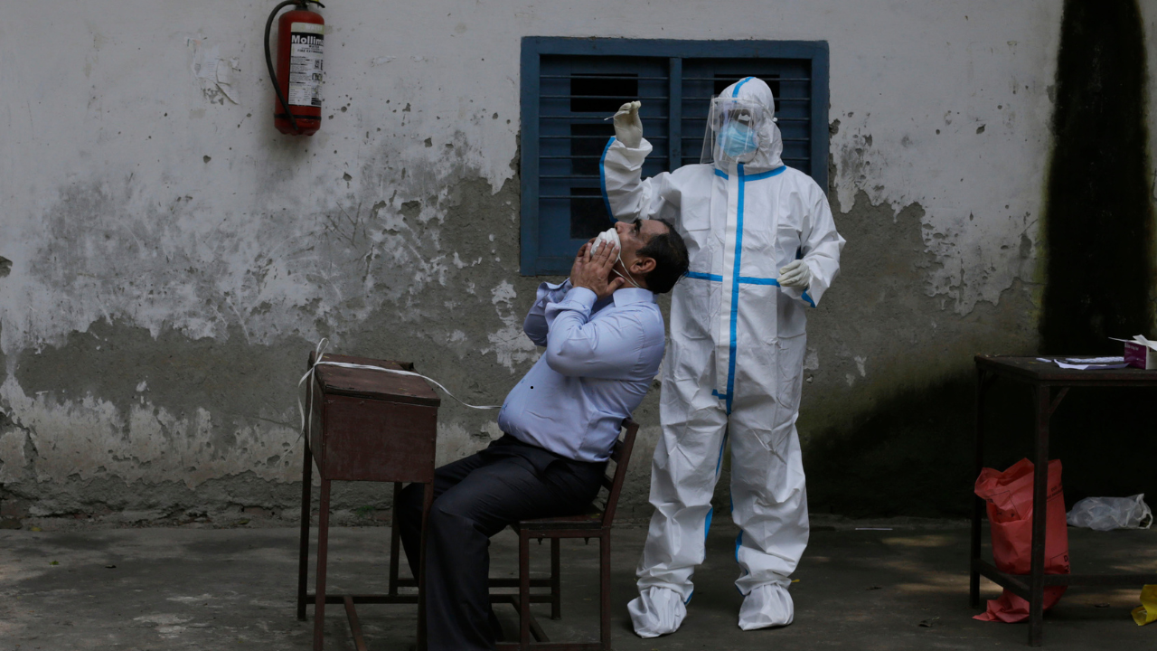 This ONE Key Symptom Will Help You Differentiate Flu From COVID, According To Doctor